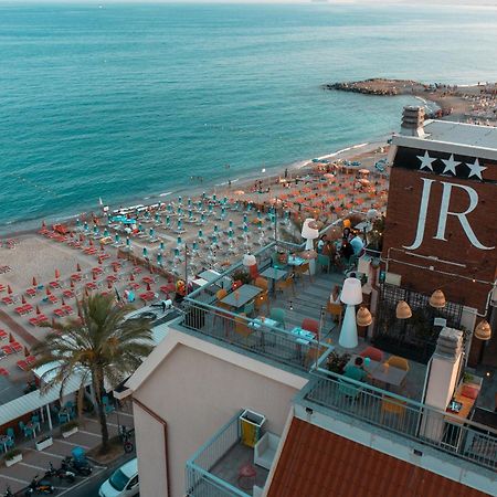 Hotel Jolly Roger Пьетра-Лигуре Экстерьер фото