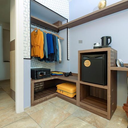 Hotel Jolly Roger Пьетра-Лигуре Экстерьер фото
