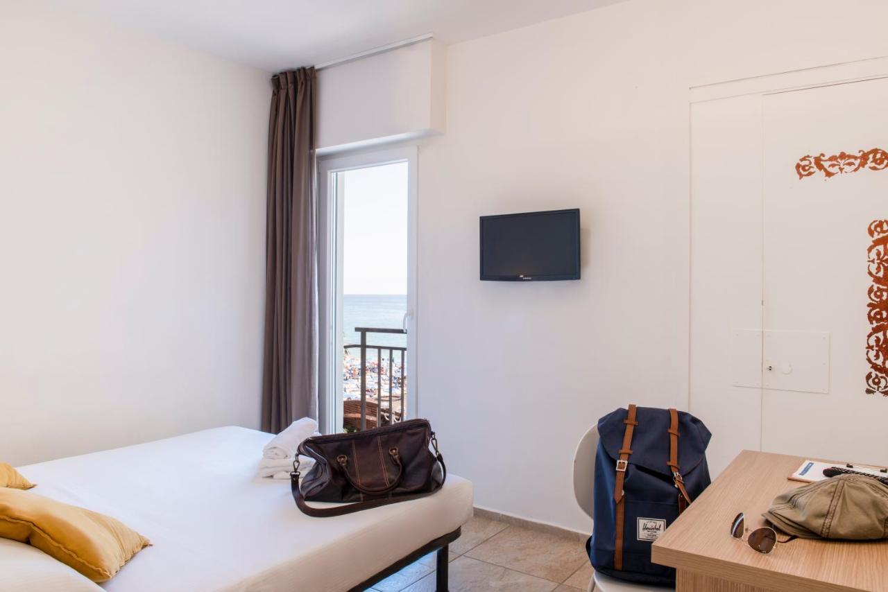 Hotel Jolly Roger Пьетра-Лигуре Экстерьер фото