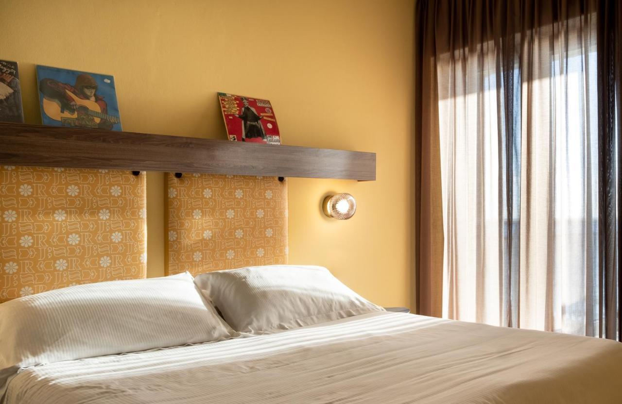 Hotel Jolly Roger Пьетра-Лигуре Экстерьер фото