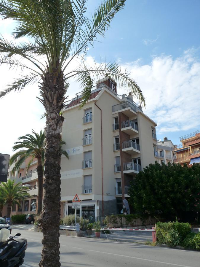 Hotel Jolly Roger Пьетра-Лигуре Экстерьер фото